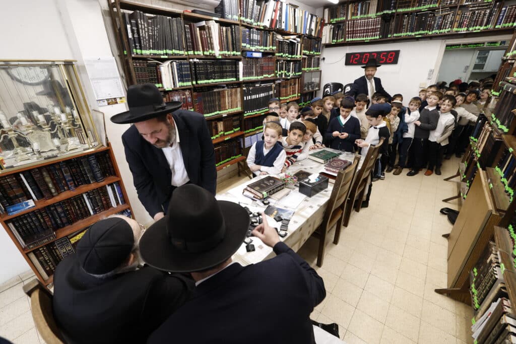 במבחן ובחלוקת דמי חנוכה לתלמידי חיידר "מרכז" בני ברק