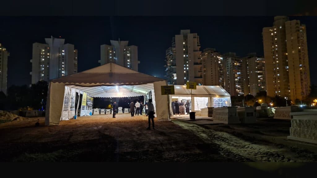 המונים החלו לפקוד את ציונו של מרן הגראי"ל שטיינמן זצוק"ל