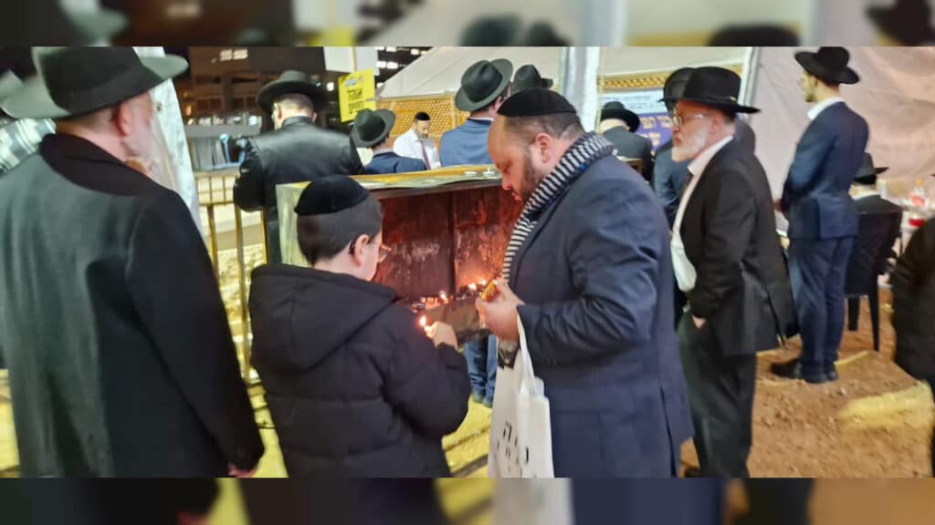 המונים החלו לפקוד את ציונו של מרן הגראי"ל שטיינמן זצוק"ל