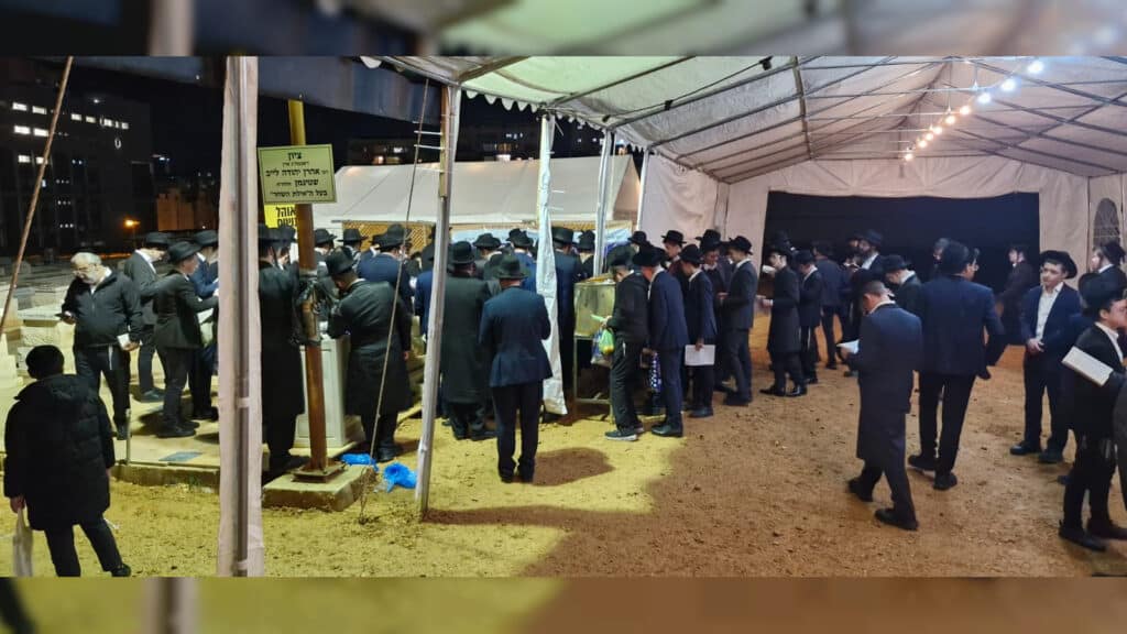 המונים החלו לפקוד את ציונו של מרן הגראי"ל שטיינמן זצוק"ל