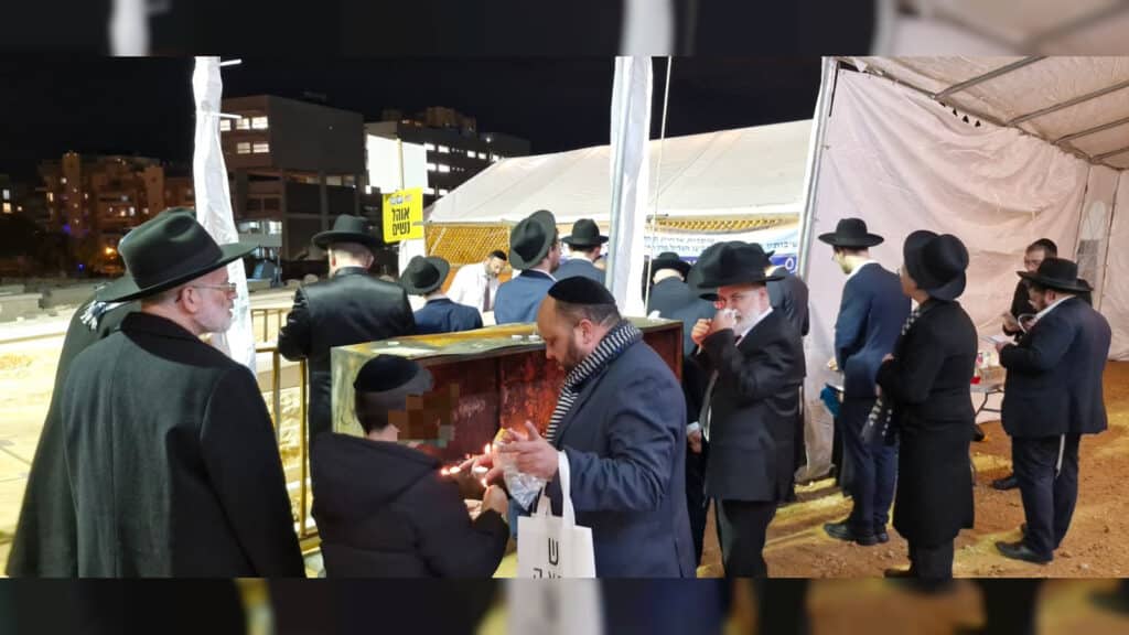 המונים החלו לפקוד את ציונו של מרן הגראי"ל שטיינמן זצוק"ל