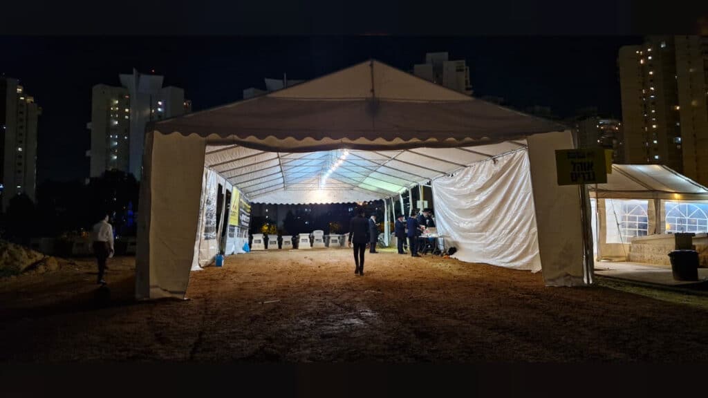 המונים החלו לפקוד את ציונו של מרן הגראי"ל שטיינמן זצוק"ל