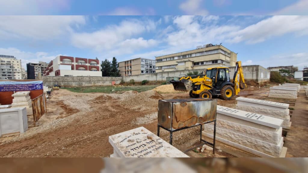 המונים החלו לפקוד את ציונו של מרן הגראי"ל שטיינמן זצוק"ל