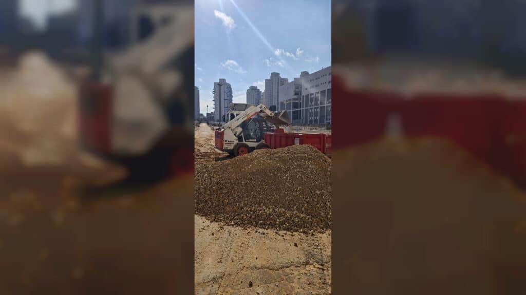 המונים החלו לפקוד את ציונו של מרן הגראי"ל שטיינמן זצוק"ל