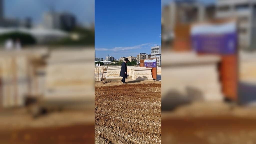 המונים החלו לפקוד את ציונו של מרן הגראי"ל שטיינמן זצוק"ל