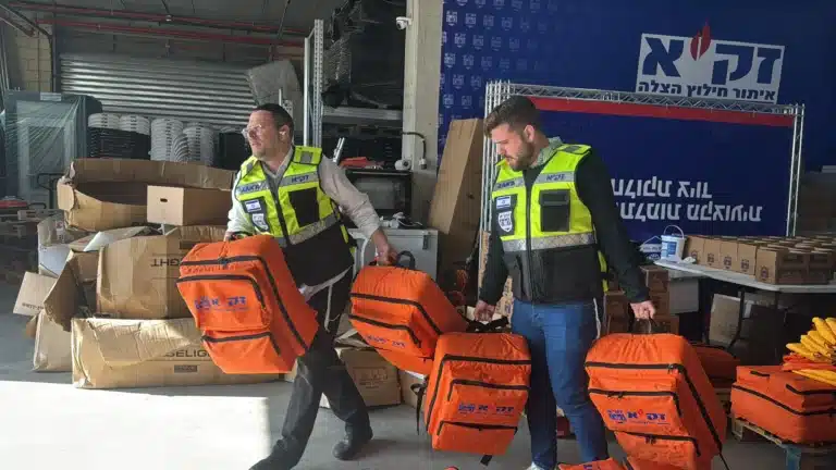 צוותי היחידה הבינלאומית וציוד לוגיסטי כבר בדרכם