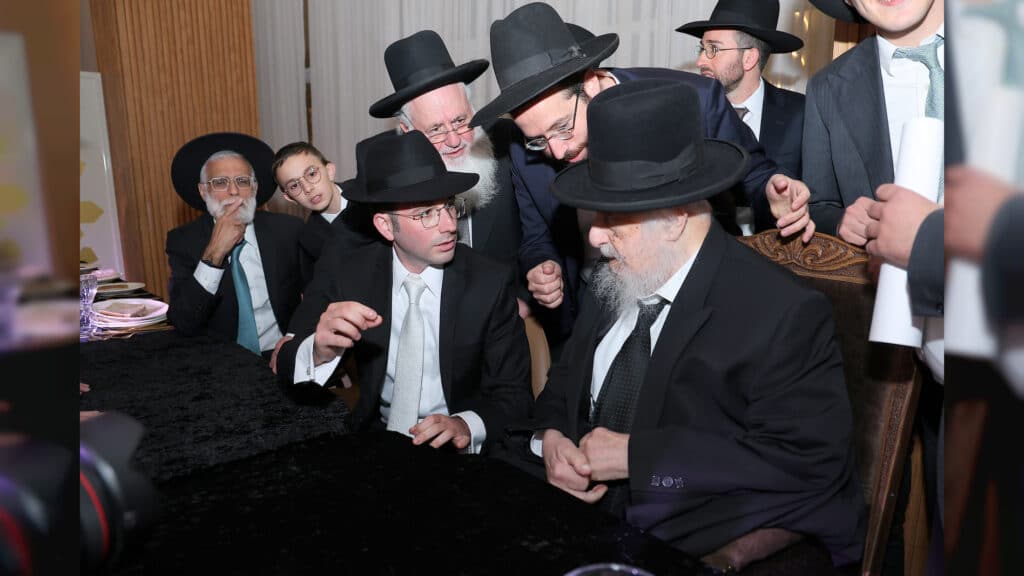 גלריה: רב קהילת חניכי הישיבות באלעד השיא את בנו