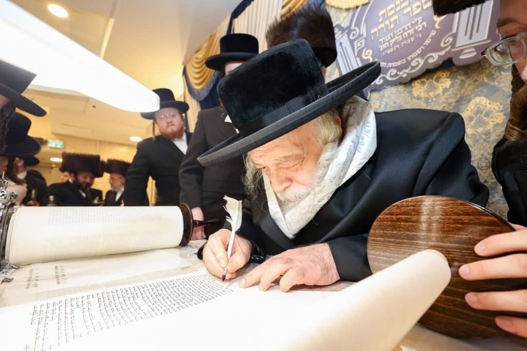 מעמד הכנסת ספר תורה להיכל בית המדרש הגדול רחמסטריווקה