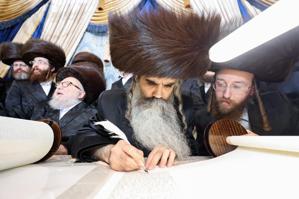מעמד הכנסת ספר תורה להיכל בית המדרש הגדול רחמסטריווקה