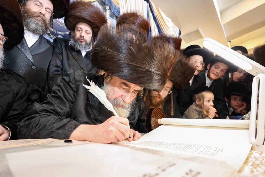 מעמד הכנסת ספר תורה להיכל בית המדרש הגדול רחמסטריווקה