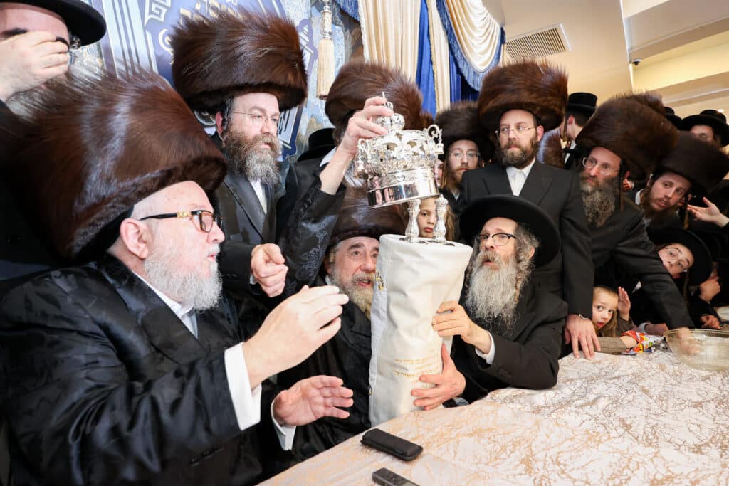 מעמד הכנסת ספר תורה להיכל בית המדרש הגדול רחמסטריווקה