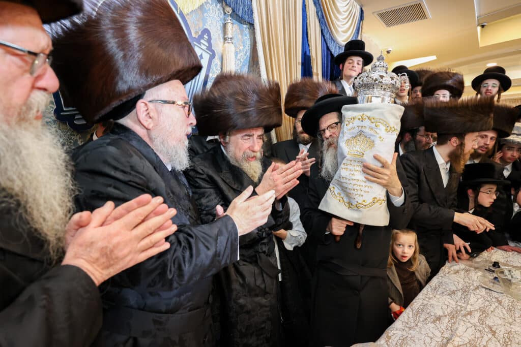 מעמד הכנסת ספר תורה להיכל בית המדרש הגדול רחמסטריווקה