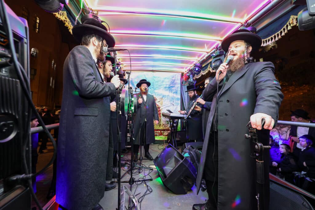 מעמד הכנסת ספר תורה להיכל בית המדרש הגדול רחמסטריווקה