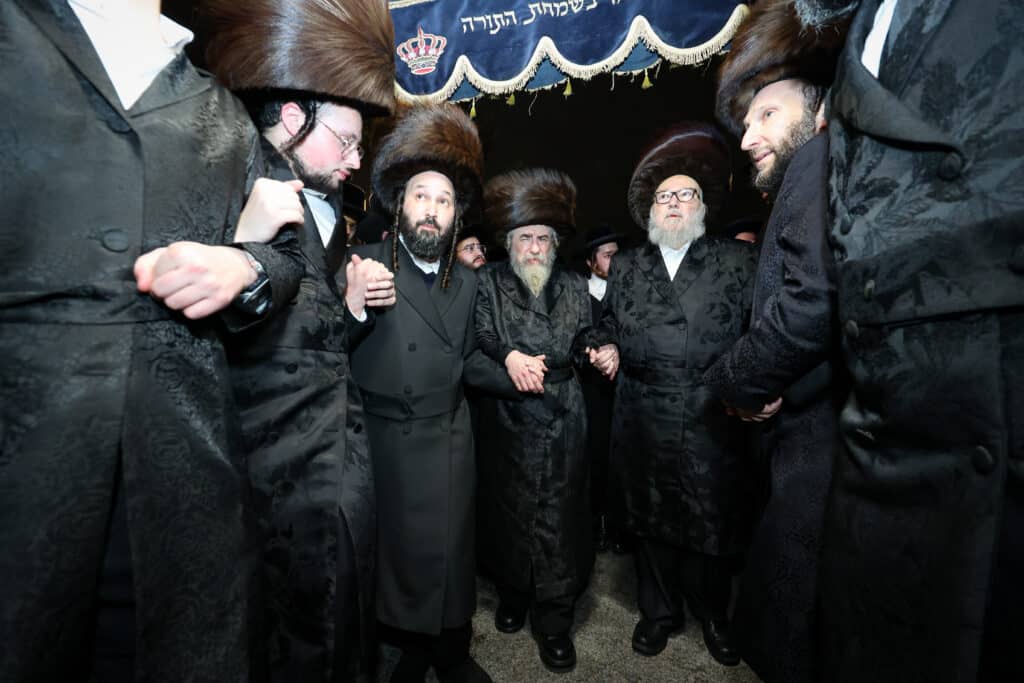 מעמד הכנסת ספר תורה להיכל בית המדרש הגדול רחמסטריווקה