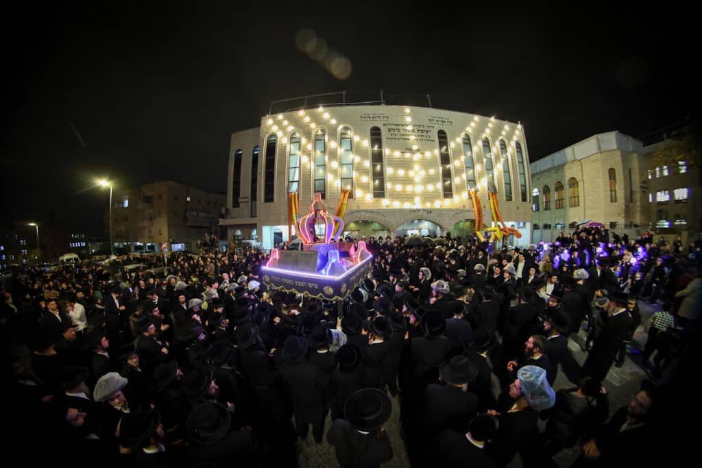 מעמד הכנסת ספר תורה להיכל בית המדרש הגדול רחמסטריווקה