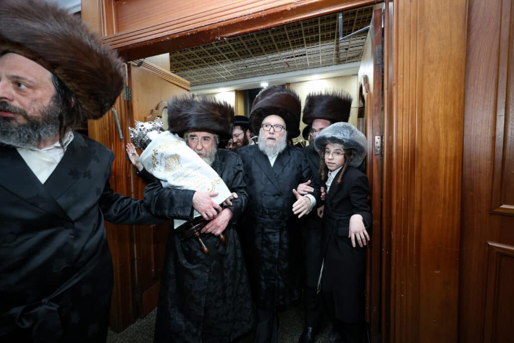 מעמד הכנסת ספר תורה להיכל בית המדרש הגדול רחמסטריווקה