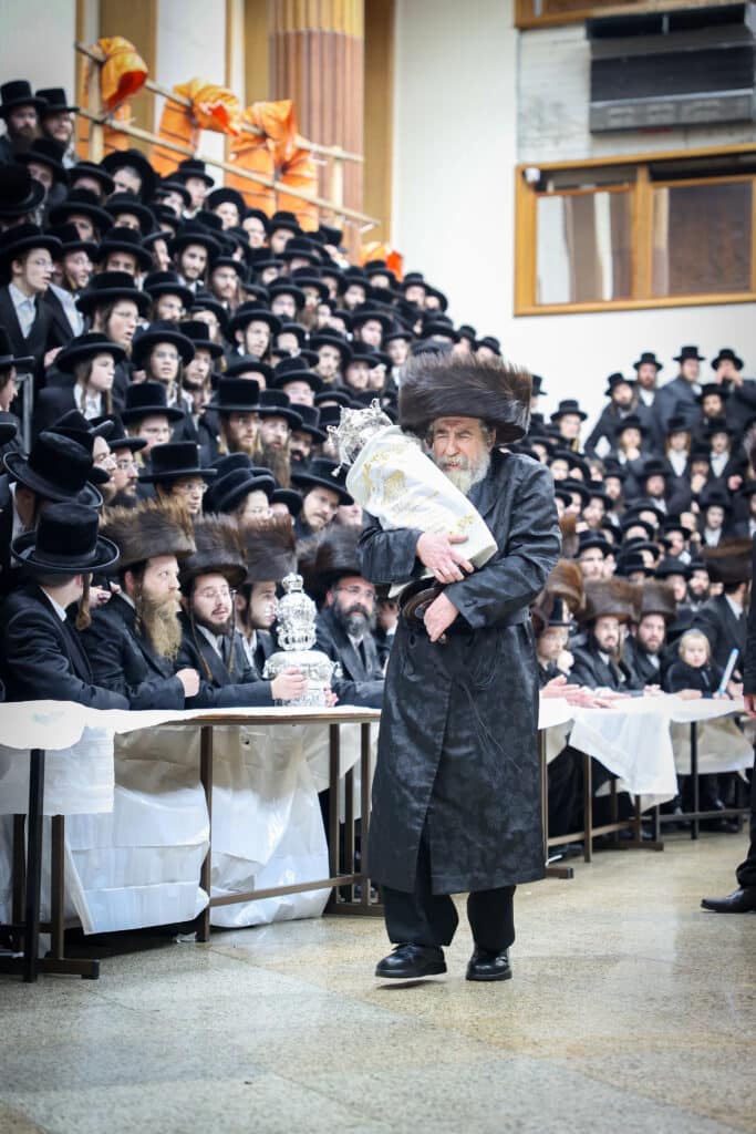 מעמד הכנסת ספר תורה להיכל בית המדרש הגדול רחמסטריווקה