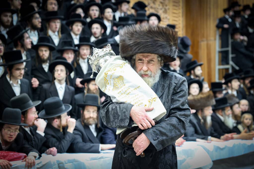 מעמד הכנסת ספר תורה להיכל בית המדרש הגדול רחמסטריווקה