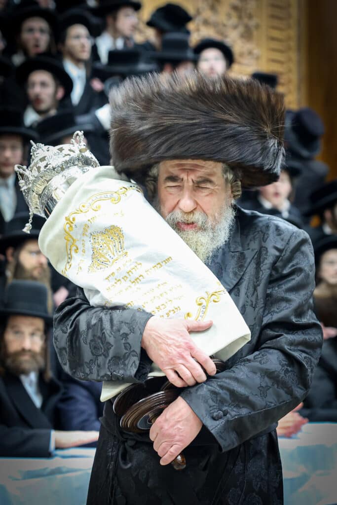 מעמד הכנסת ספר תורה להיכל בית המדרש הגדול רחמסטריווקה