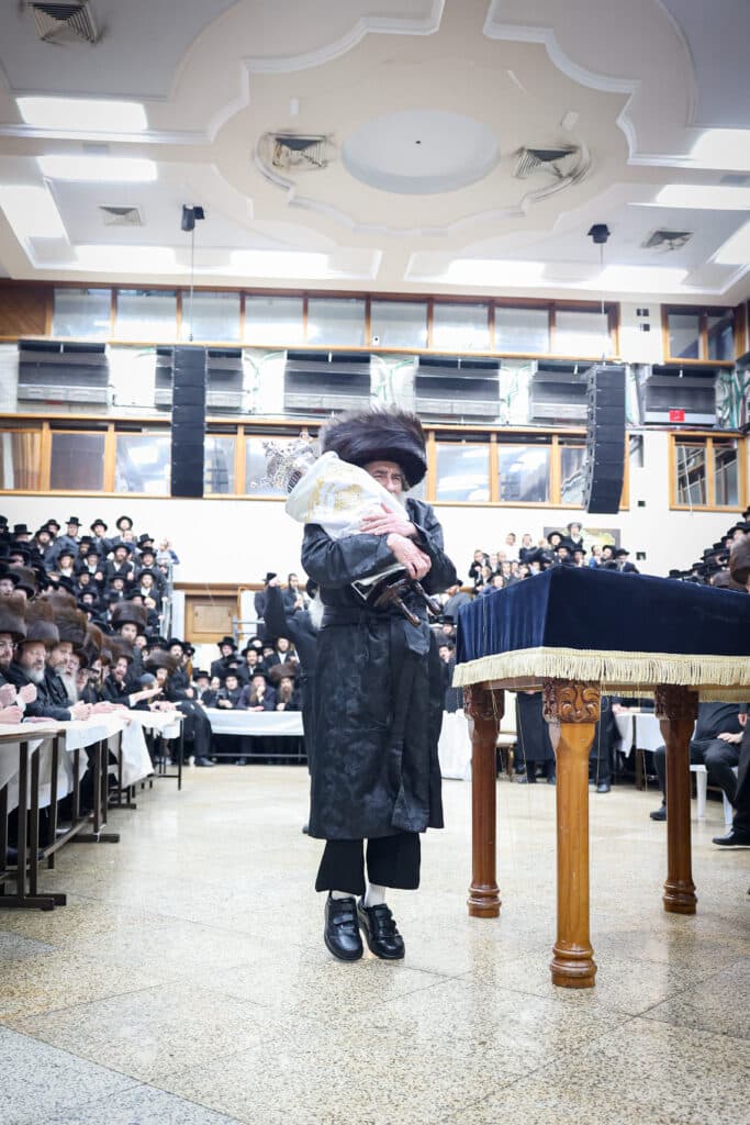 מעמד הכנסת ספר תורה להיכל בית המדרש הגדול רחמסטריווקה