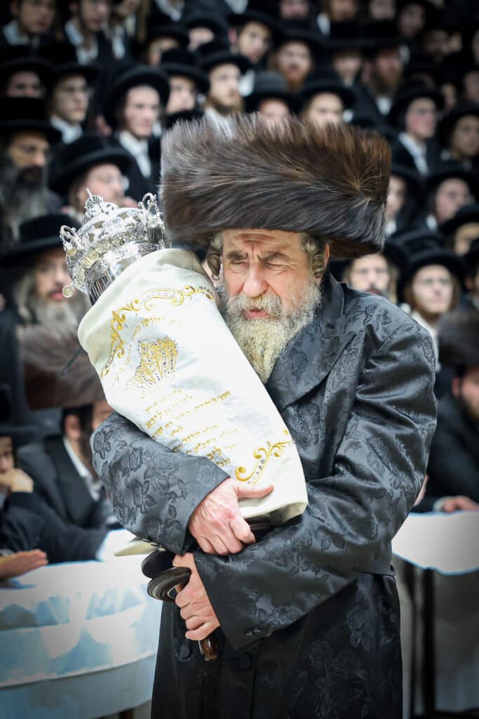 מעמד הכנסת ספר תורה להיכל בית המדרש הגדול רחמסטריווקה