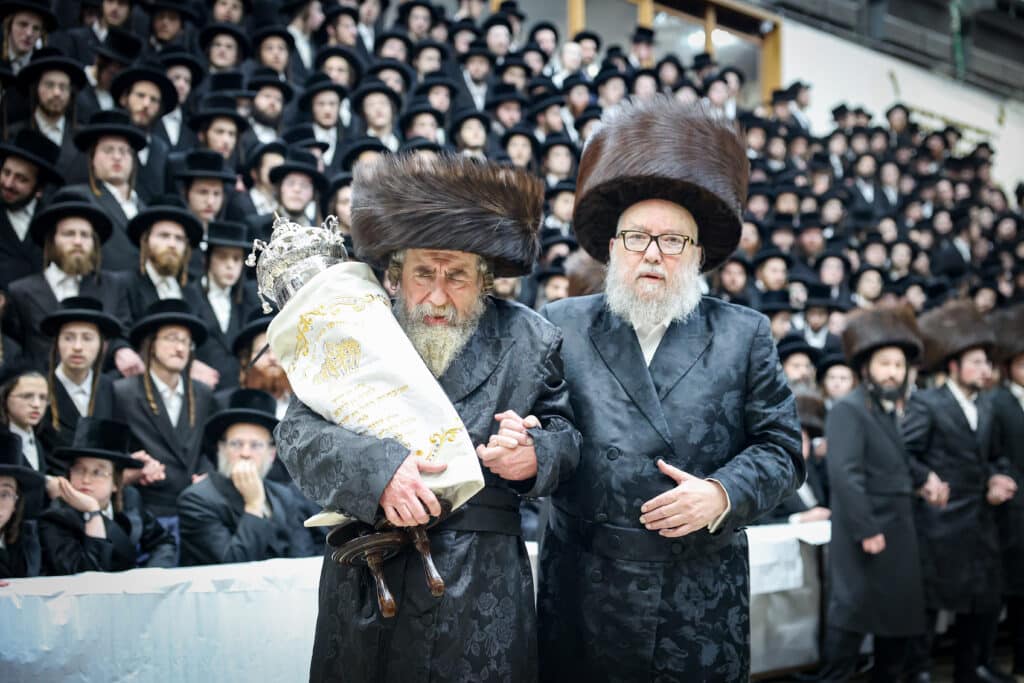 מעמד הכנסת ספר תורה להיכל בית המדרש הגדול רחמסטריווקה