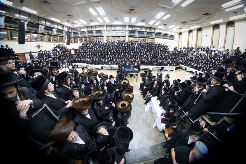 מעמד הכנסת ספר תורה להיכל בית המדרש הגדול רחמסטריווקה