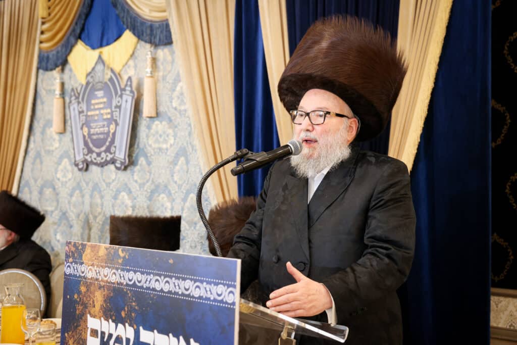 מעמד הכנסת ספר תורה להיכל בית המדרש הגדול רחמסטריווקה