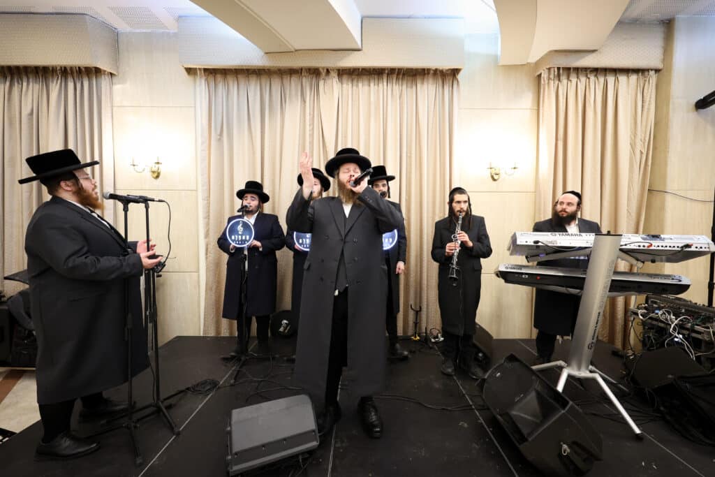 מעמד הכנסת ספר תורה להיכל בית המדרש הגדול רחמסטריווקה