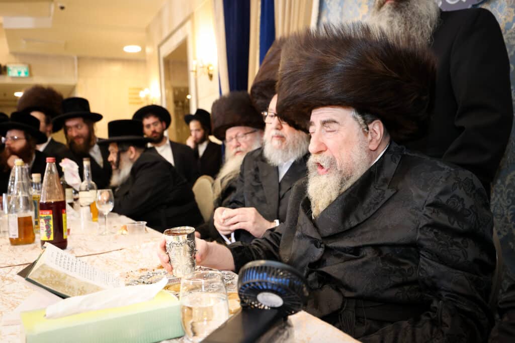 מעמד הכנסת ספר תורה להיכל בית המדרש הגדול רחמסטריווקה