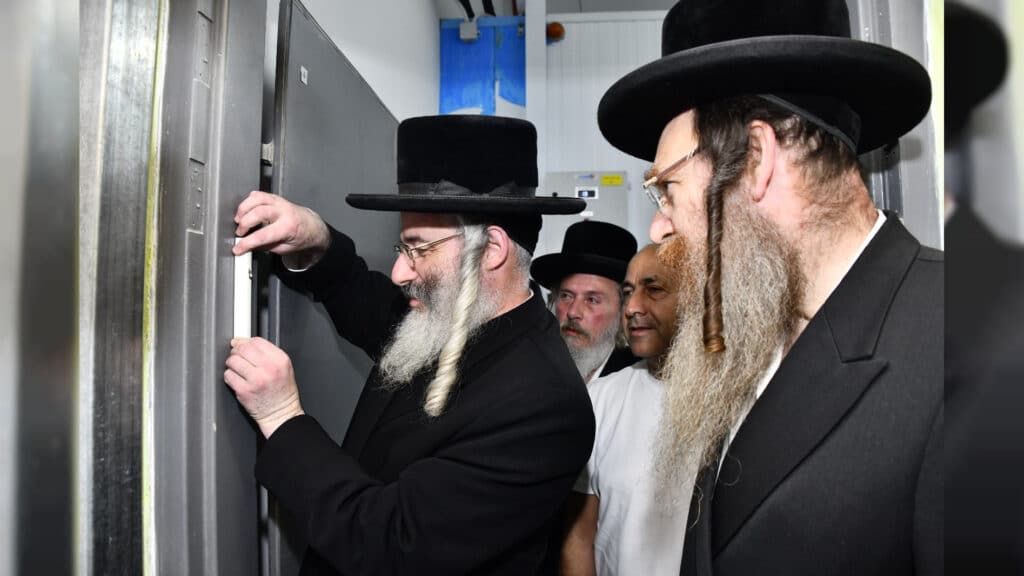 התרגשות שיא בנתניה בפתיחת סניף מהדרין של רמי לוי