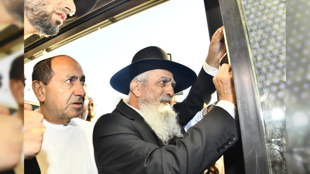 התרגשות שיא בנתניה בפתיחת סניף מהדרין של רמי לוי