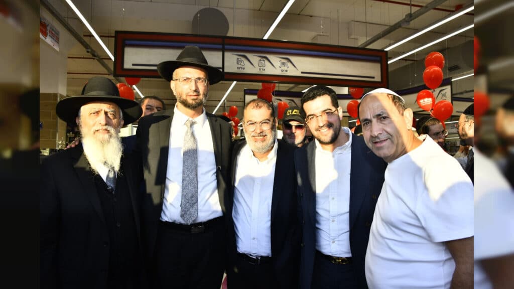 התרגשות שיא בנתניה בפתיחת סניף מהדרין של רמי לוי
