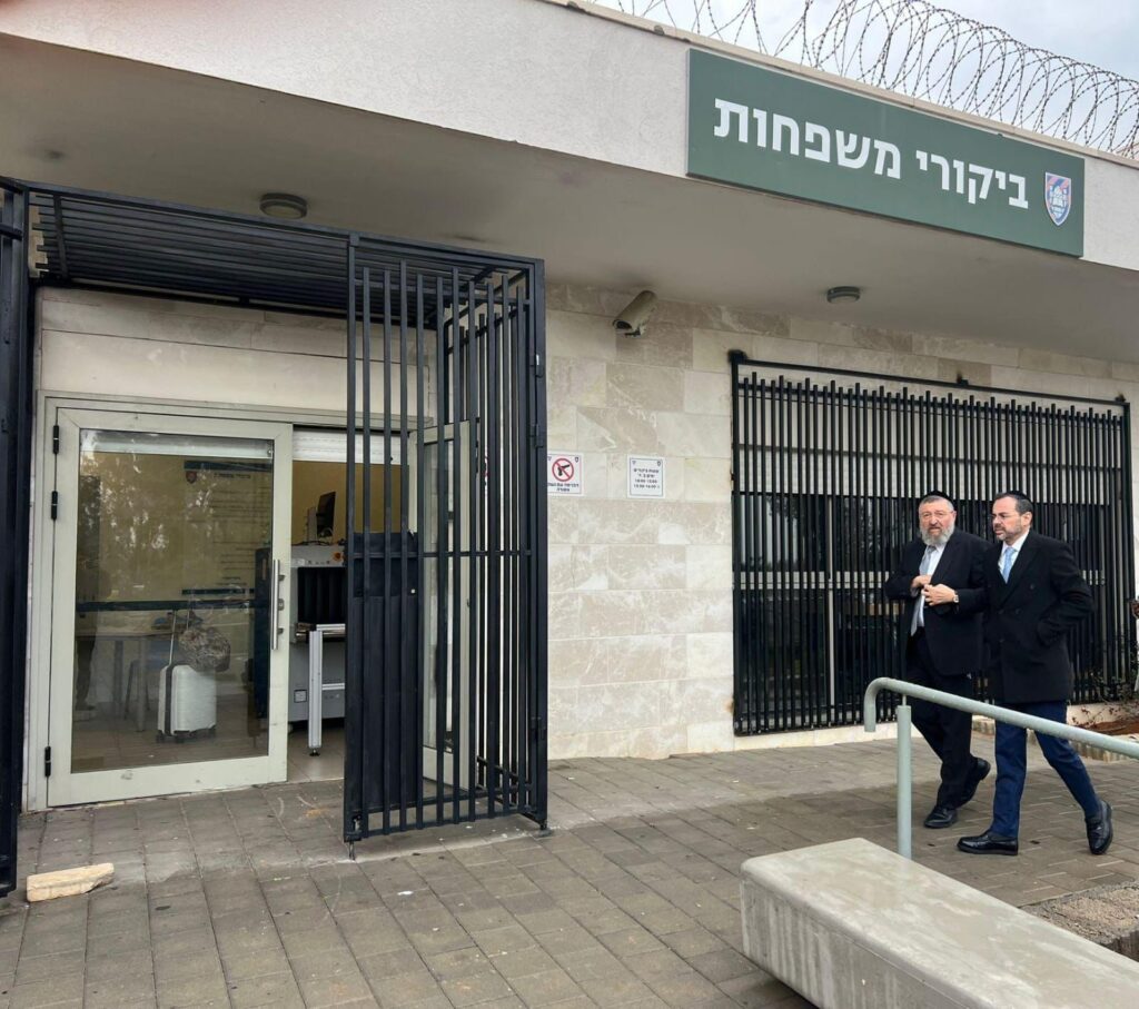 אסירי עולם התורה בהצצה לתוככי הכלא הצבאי | מיוחד