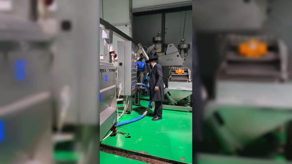 מעמד חלוקת שמן הטהור בישיבת 'היכלי התורה' בארה"ק