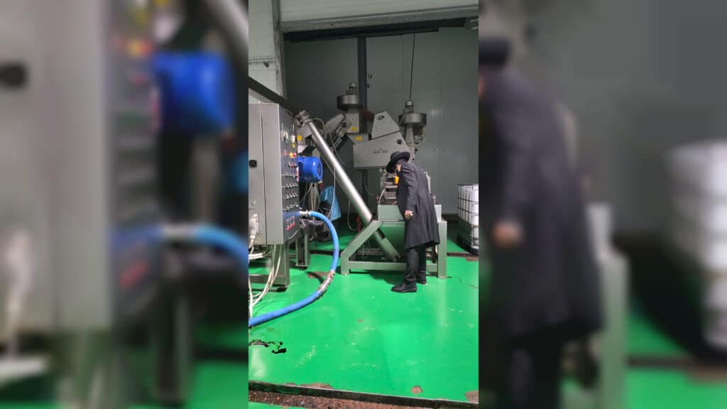 מעמד חלוקת שמן הטהור בישיבת 'היכלי התורה' בארה"ק