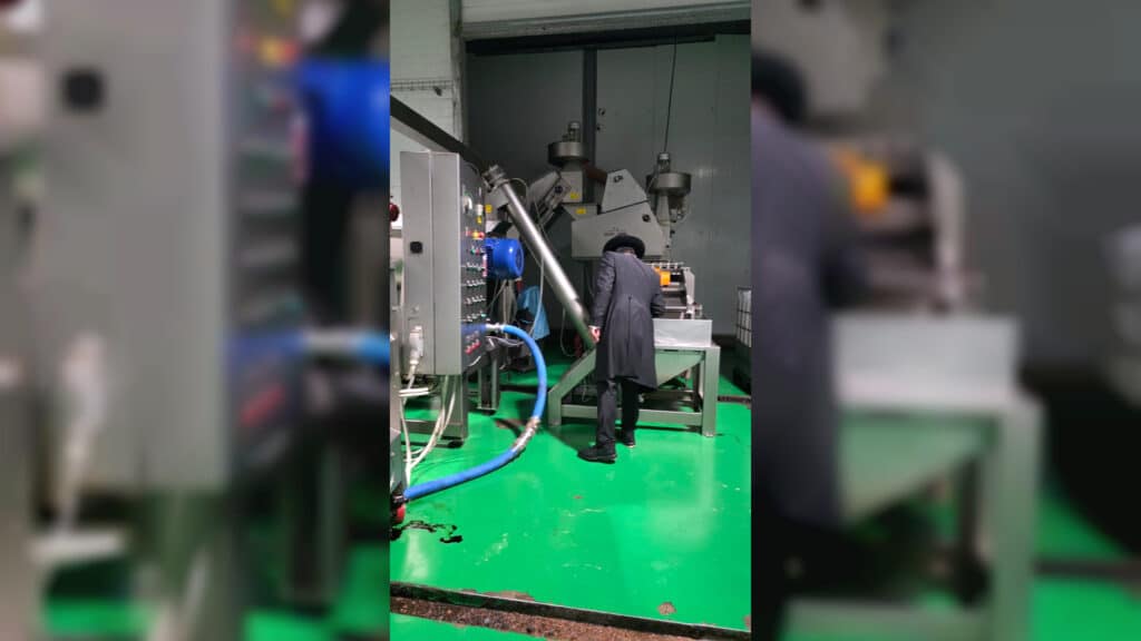 מעמד חלוקת שמן הטהור בישיבת 'היכלי התורה' בארה"ק