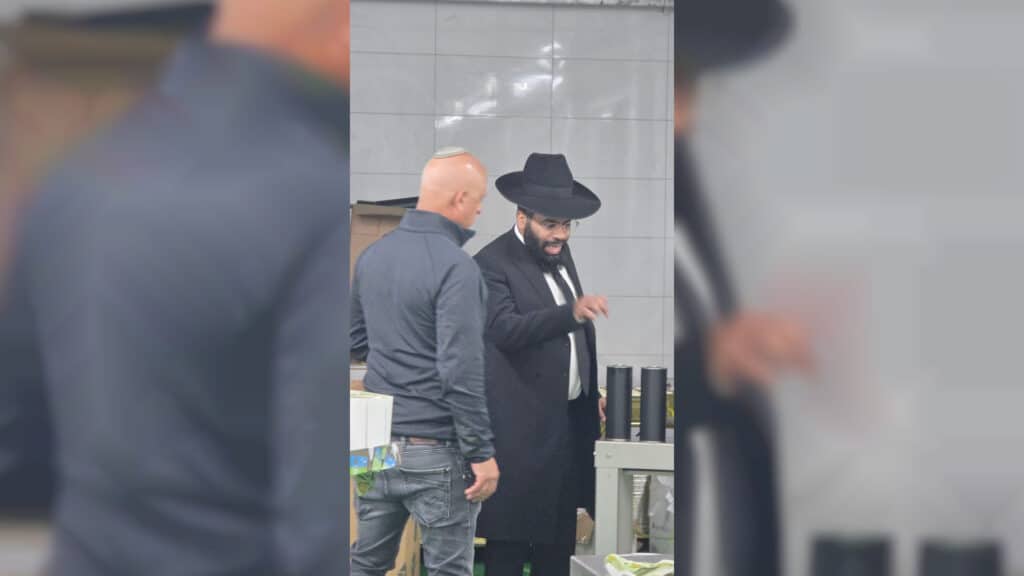 מעמד חלוקת שמן הטהור בישיבת 'היכלי התורה' בארה"ק