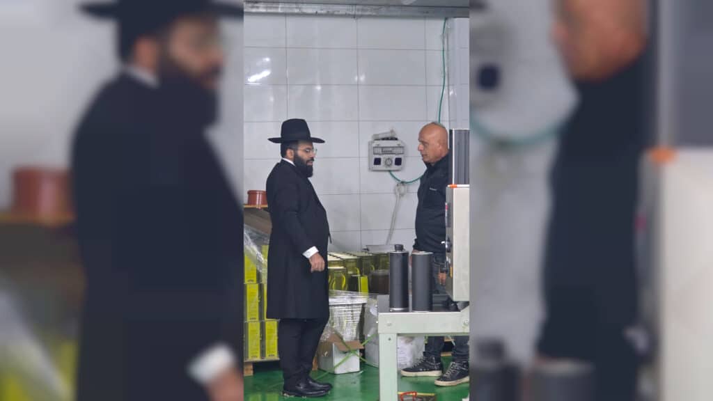 מעמד חלוקת שמן הטהור בישיבת 'היכלי התורה' בארה"ק