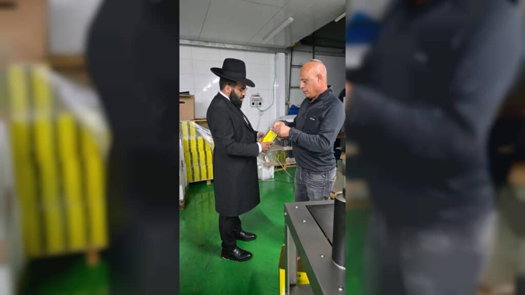 מעמד חלוקת שמן הטהור בישיבת 'היכלי התורה' בארה"ק