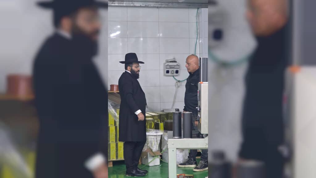 מעמד חלוקת שמן הטהור בישיבת 'היכלי התורה' בארה"ק