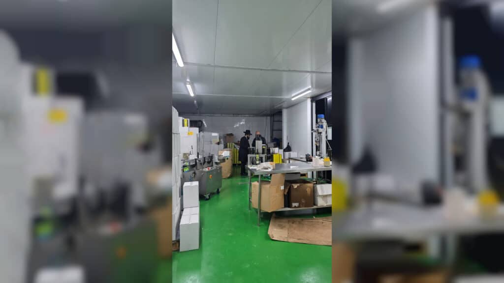 מעמד חלוקת שמן הטהור בישיבת 'היכלי התורה' בארה"ק