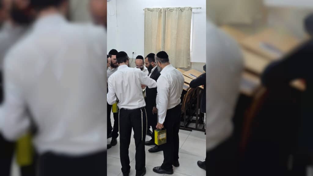 מעמד חלוקת שמן הטהור בישיבת 'היכלי התורה' בארה"ק