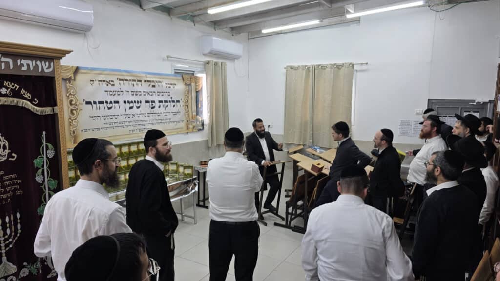 מעמד חלוקת שמן הטהור בישיבת 'היכלי התורה' בארה"ק