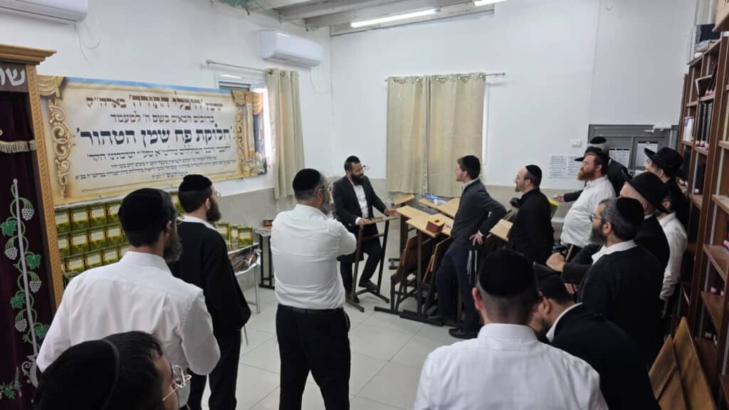 מעמד חלוקת שמן הטהור בישיבת 'היכלי התורה' בארה"ק