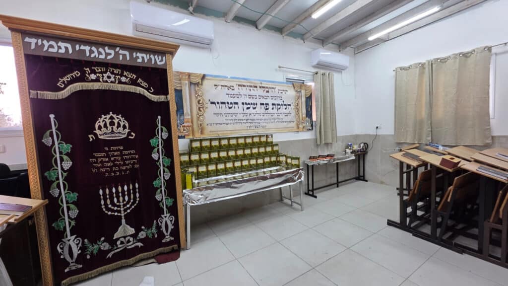 מעמד חלוקת שמן הטהור בישיבת 'היכלי התורה' בארה"ק