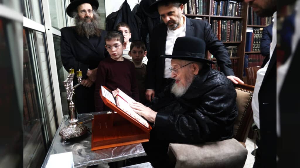 המשב"ק: המשגיח שעזב את הכנס ומנורת הענק שנחנכה