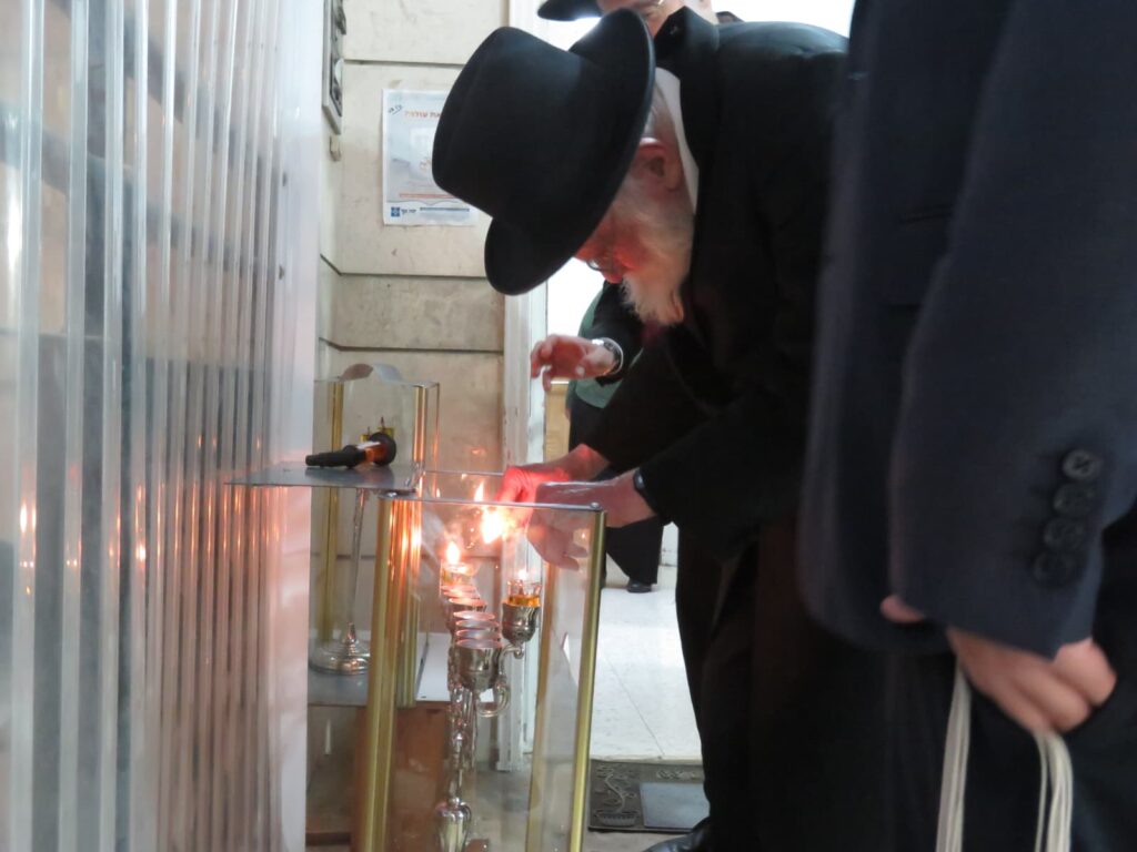 המשב"ק: המשגיח שעזב את הכנס ומנורת הענק שנחנכה