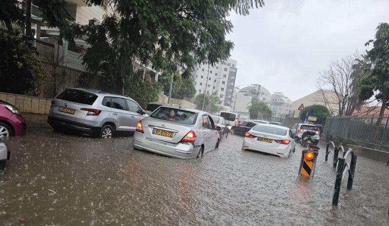 נתניה טבעה תחת המבול: הנהגים נתקעו והקייאקים נשלפו