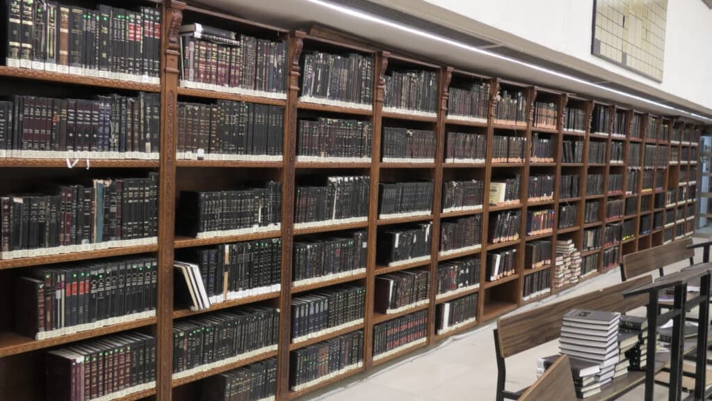 המשב"ק: המשגיח שעזב את הכנס ומנורת הענק שנחנכה